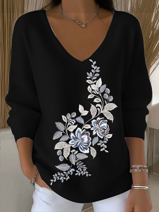 Дамска елегантна черна суитчър с v-neck с цветна бродерия
